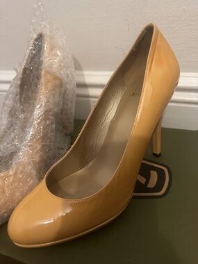 Stuart Weitzman Glossy Tan Patent Leather Pumps